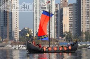 В Киеве на воду спустили древнерусскую ладью